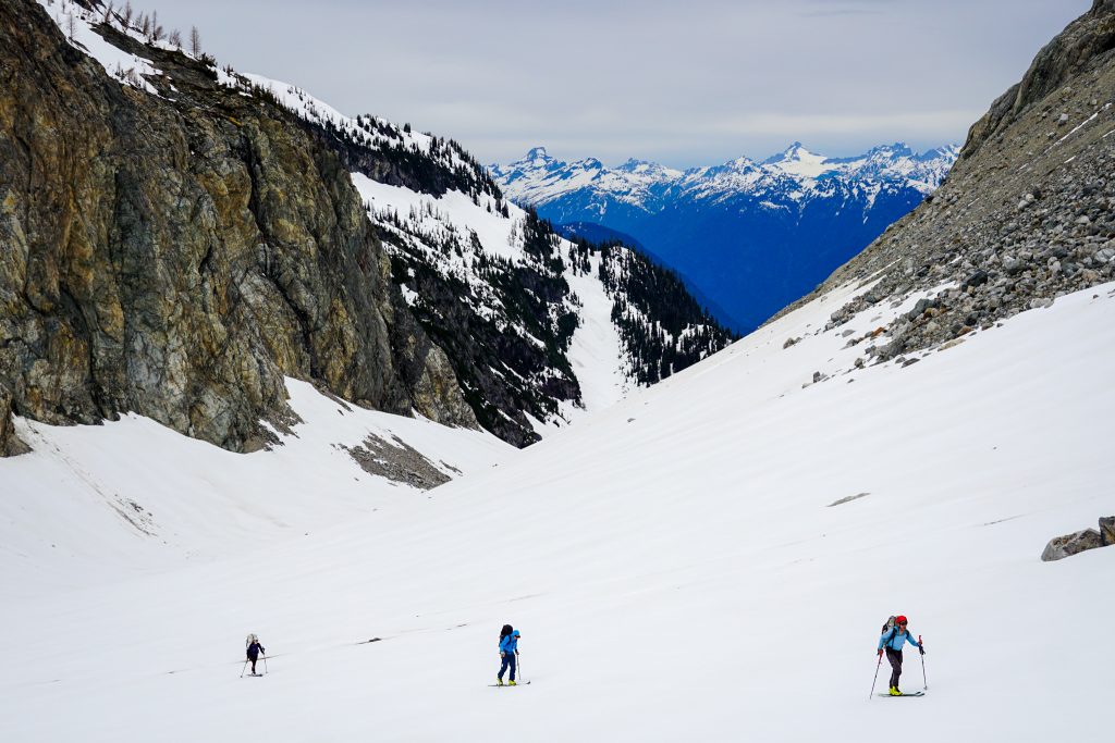 3 extreme skiers complete 1st descent of Cascade Mountain's east side